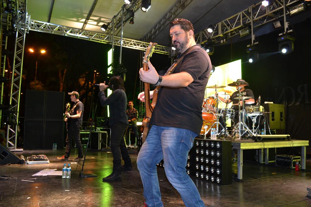 Show da Rosa de Saron é prestigiado por 15 mil pessoas